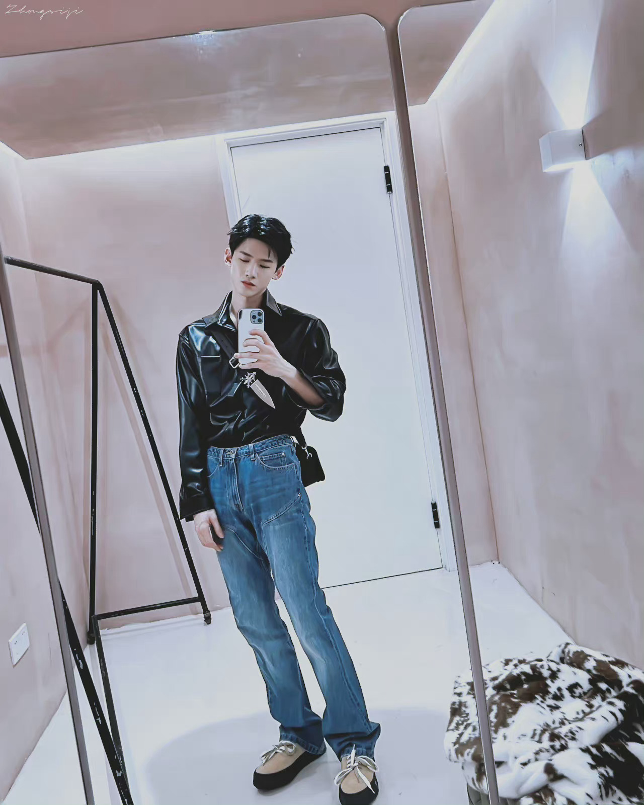 白敬亭ins更新自拍小白学院风的感觉是学长吧