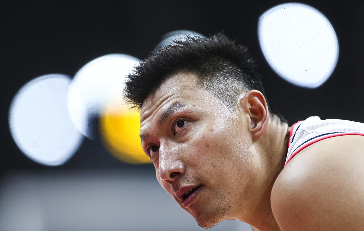 易建联的肌肉非常发达34岁的阿联穿最新款耐克战靴霸气依旧