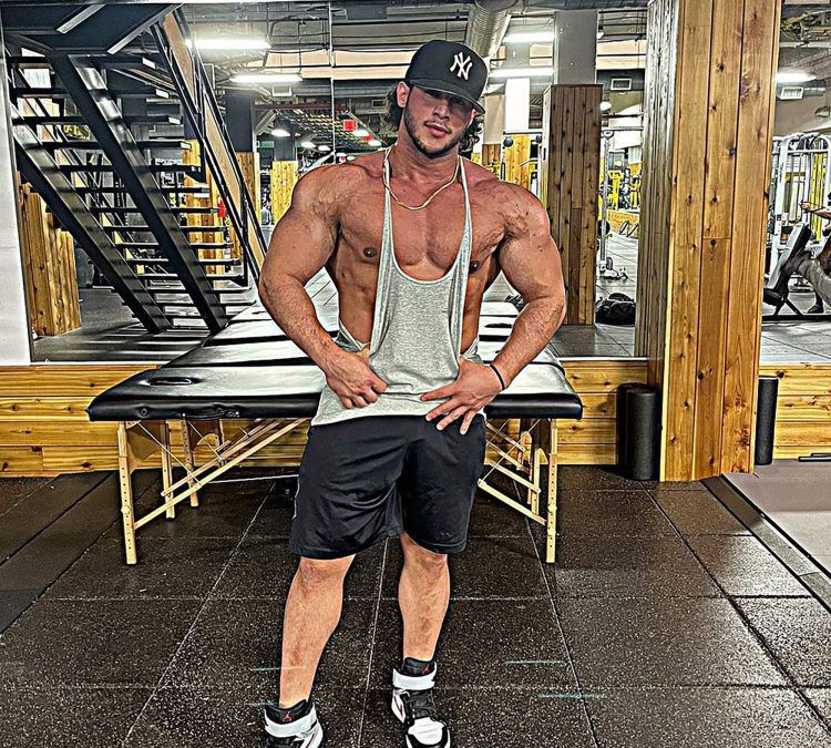 29岁的纽约健美运动员，因枪杀地产大亨父母，驾车逃跑而被捕休闲区蓝鸢梦想 - Www.slyday.coM