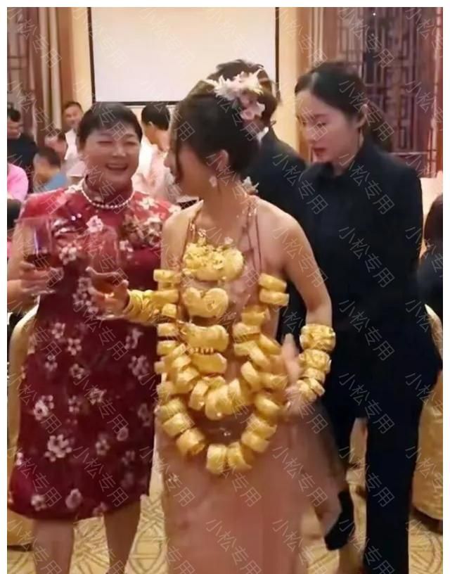 广东:新娘穿着清凉“妩媚迷人”,身上挂满粗大的手镯,也不怕冷休闲区蓝鸢梦想 - Www.slyday.coM 广东:新娘穿着清凉“妩媚迷人”,身上挂满粗大的手镯,也不怕冷休闲区蓝鸢梦想 - Www.slyday.coM