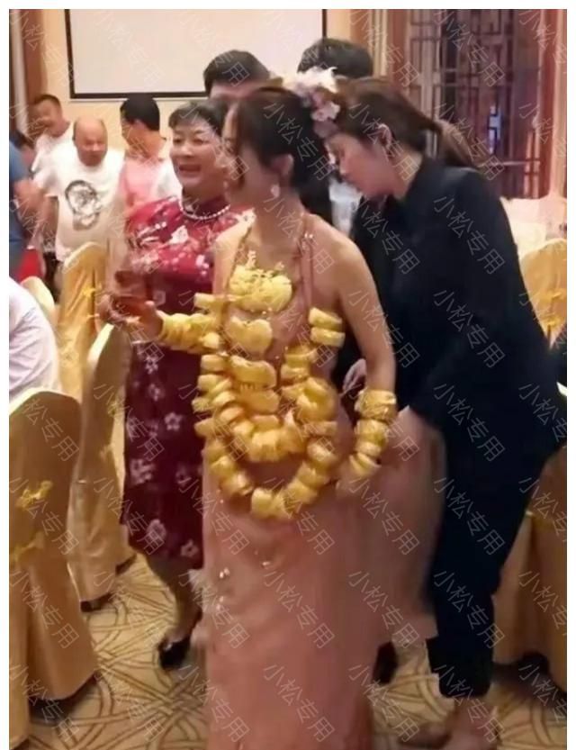 广东:新娘穿着清凉“妩媚迷人”,身上挂满粗大的手镯,也不怕冷休闲区蓝鸢梦想 - Www.slyday.coM 广东:新娘穿着清凉“妩媚迷人”,身上挂满粗大的手镯,也不怕冷休闲区蓝鸢梦想 - Www.slyday.coM