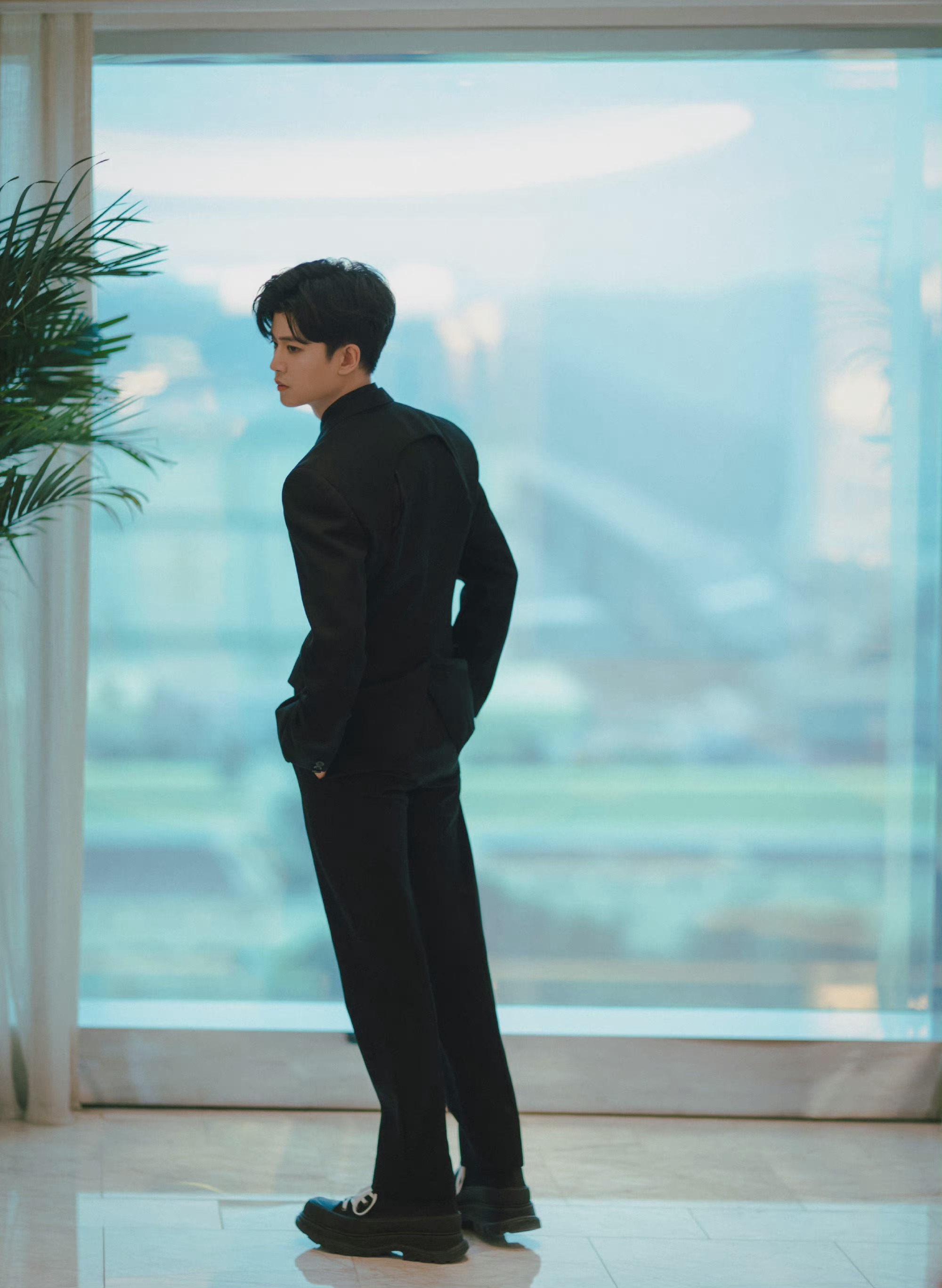 任嘉伦昨日活动造型图,身材比例绝了!|任嘉伦_新浪新闻