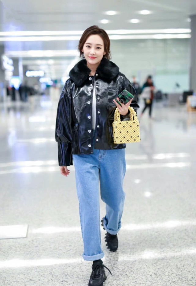 33岁李纯走机场太出圈了!精致保暖还有辨识度,回头率超高