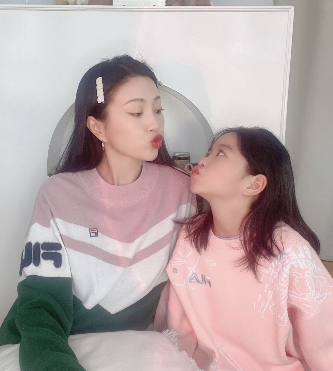 包文婧带女儿搞怪自拍两人同穿粉色卫衣真时髦饺子越来越好看