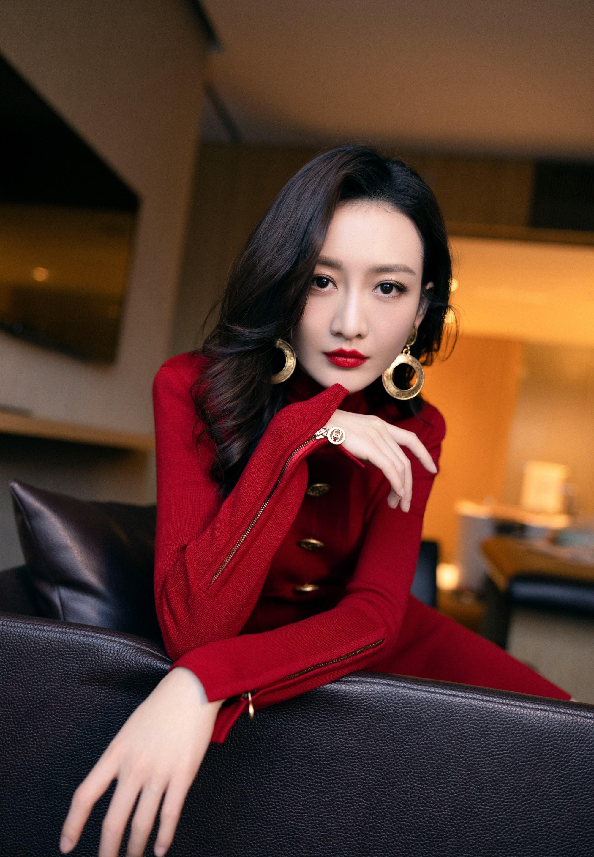 王鸥参加妹妹婚礼小腹隆起疑怀孕小鲜肉男友身份曝光