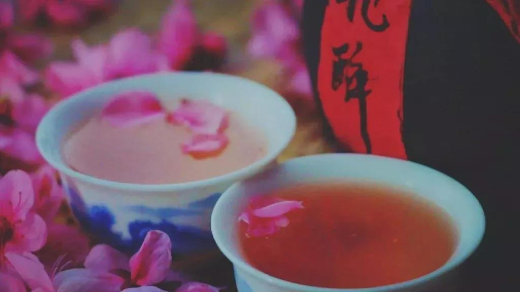 2016年春天,李子柒用手机拍了视频《桃花酒》,起初视频本没有什么点击