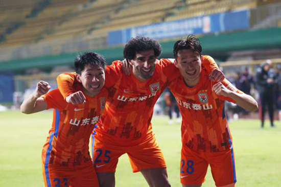     12月26日晚，山东泰山球员庆祝提前3轮夺得中超联赛冠军。新华社供图