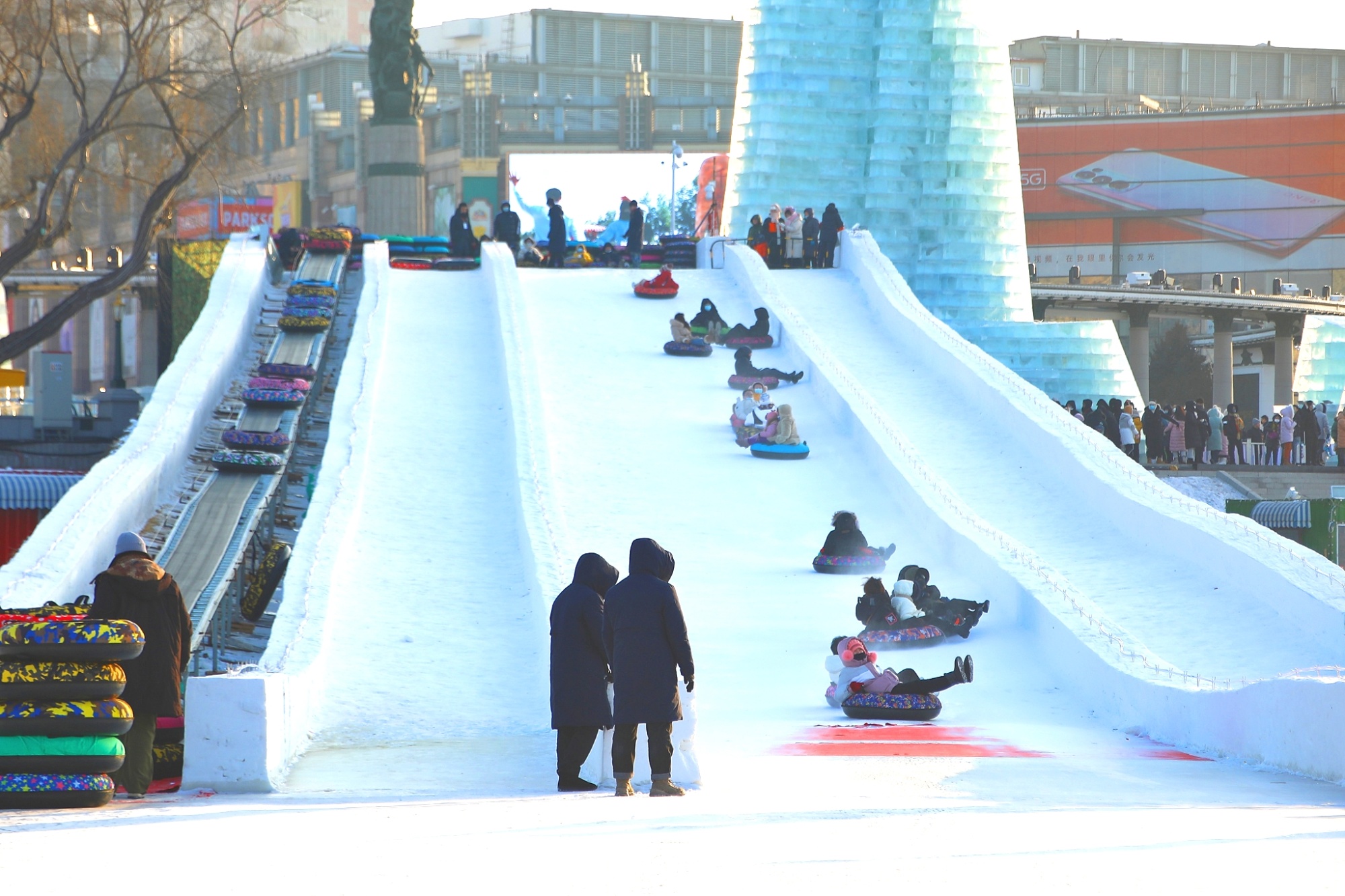 坐上雪圈玩雪滑梯.激情澎湃的雪地摩托.