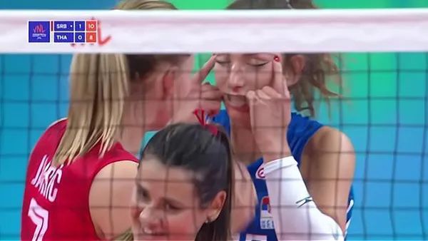 又是“眯眯眼”？奔驰广告“翻车”，网友吵起来了！