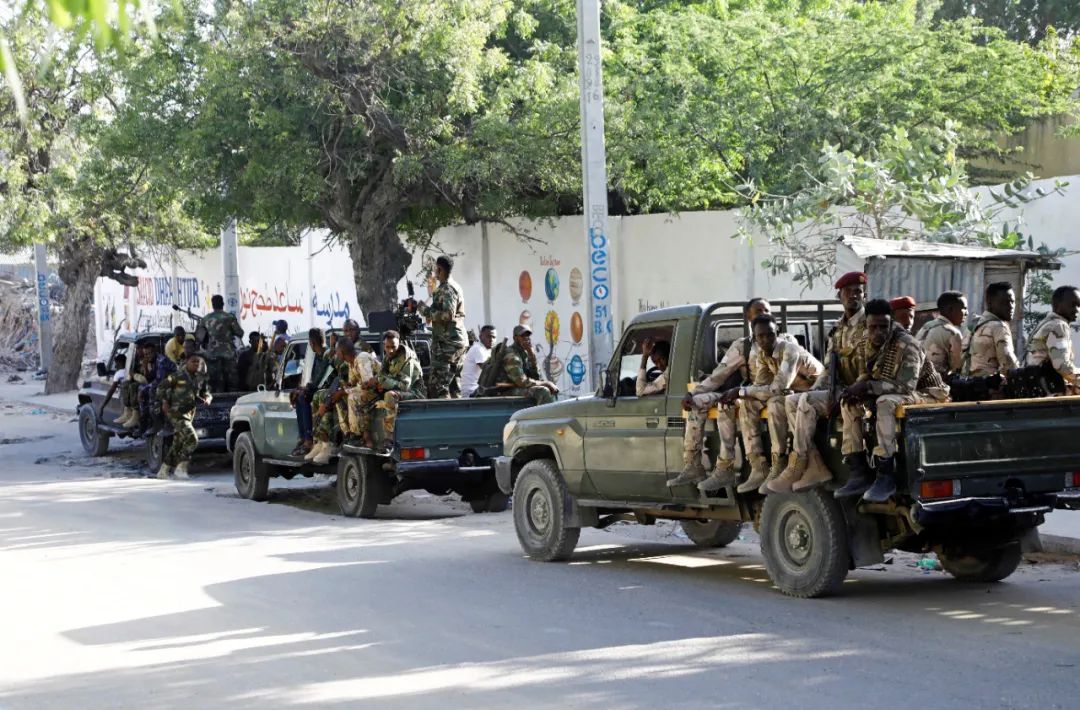 当地时间12月27日，索马里摩加迪沙，支持索马里总理罗布莱的军人坐在皮卡车上。图/IC photo