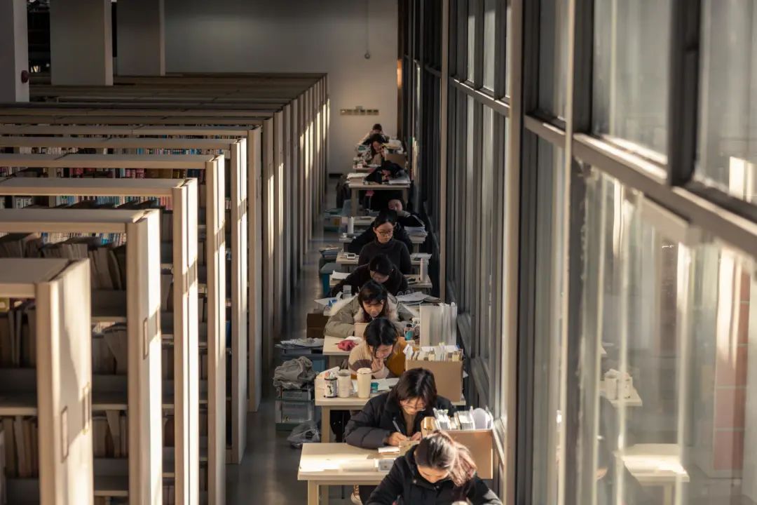 学生也被牵扯进这场热烈的讨论中,并被定位为社会的中流砥柱,内卷里的