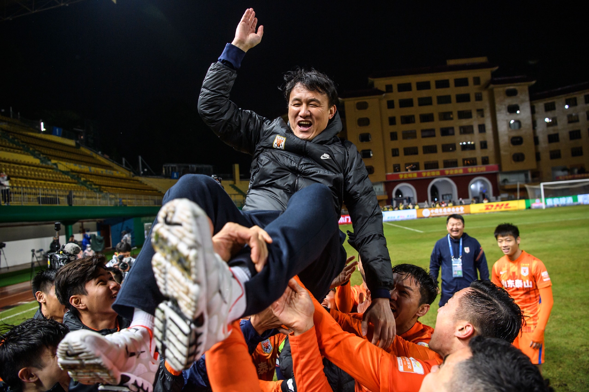 泰山球员抛起郝伟.