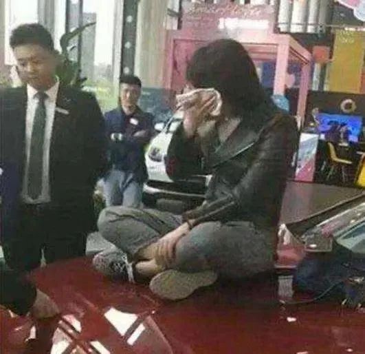 又是“眯眯眼”？奔驰广告“翻车”，网友吵起来了！