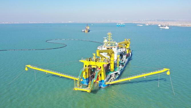 亚洲最大重型自航绞吸船天鲲号助力江苏赣榆黄海粮油科技产业园建设