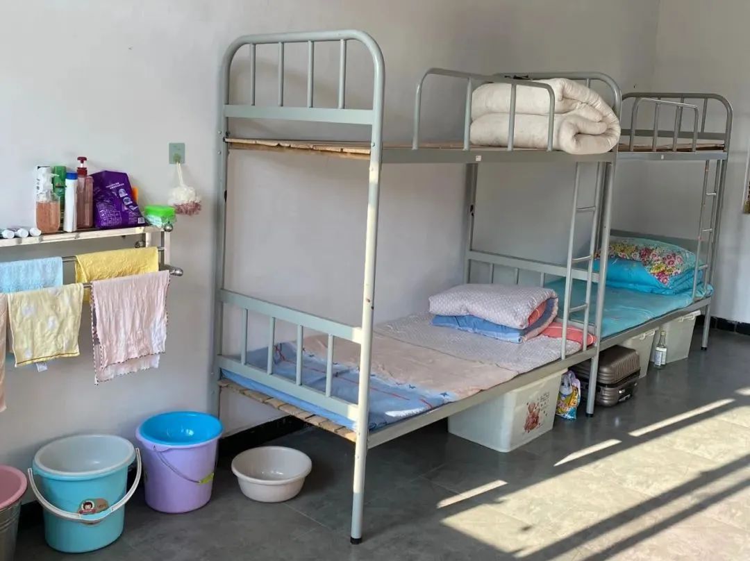 (湖南沅陵县陈家滩九校的学生宿舍)(湖南沅陵县陈家滩九校的学生食堂)