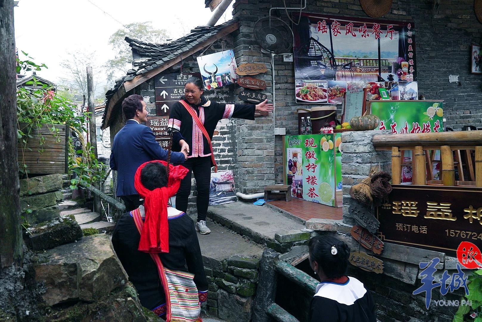 许鸿飞十二年前展览过的村庄,当时跟现在的油岭古寨一个样,藏在深山无