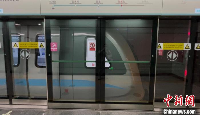 深圳市首条全自动驾驶线路——深圳地铁20号线列车外景 王坚 摄