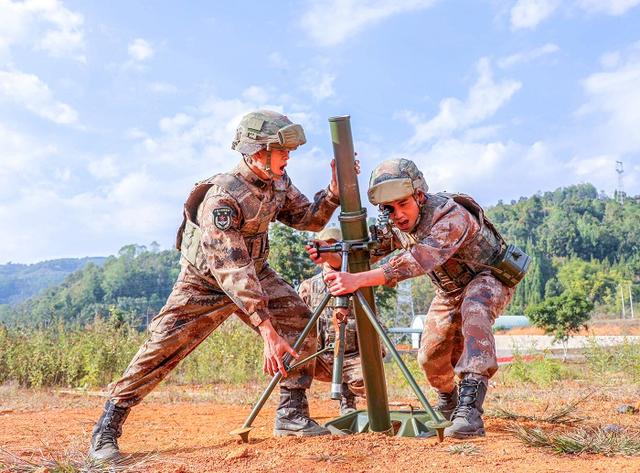 国产轻型数字式82毫米迫击炮亮相或配制导炮弹作战能力显著增强