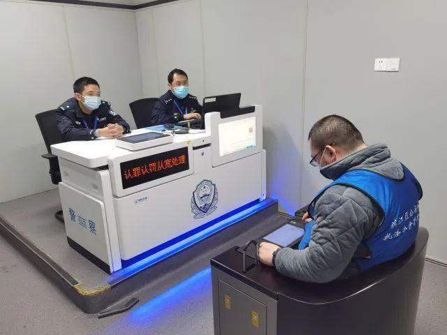 杭州男子逃亡三年后崩溃自首：“没有健康码出不了门，我受不了...”休闲区蓝鸢梦想 - Www.slyday.coM