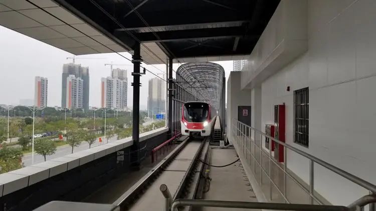 已久的市民踊跃买票进站打卡,体验广佛"幸福号"首发列车的新鲜和便捷