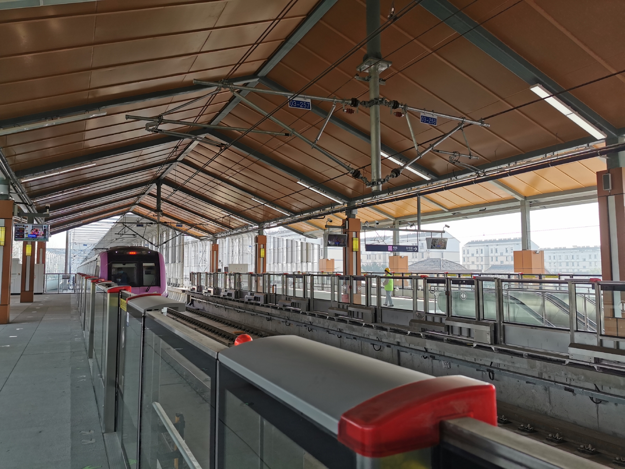 4公里,设4座车站南京地铁2号线西延线西起鱼嘴地区,沿秦新路向东敷设