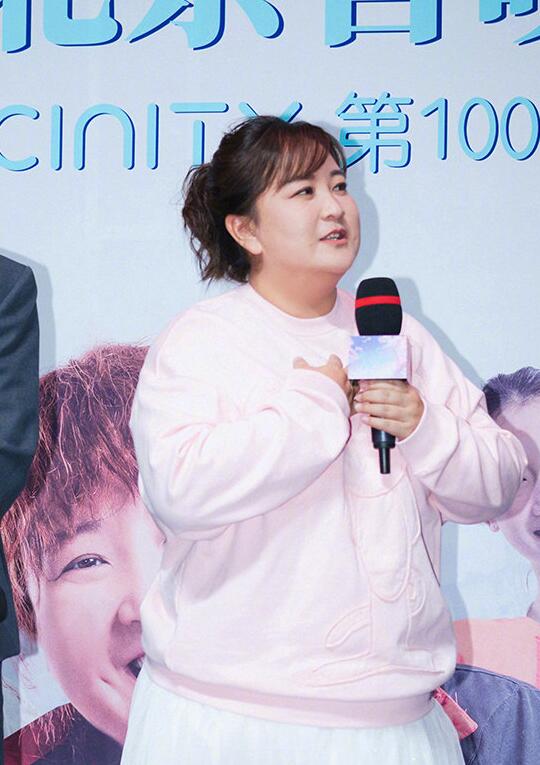 39岁贾玲现身膀大腰圆三层下巴体重远超200斤网友担心她的健康