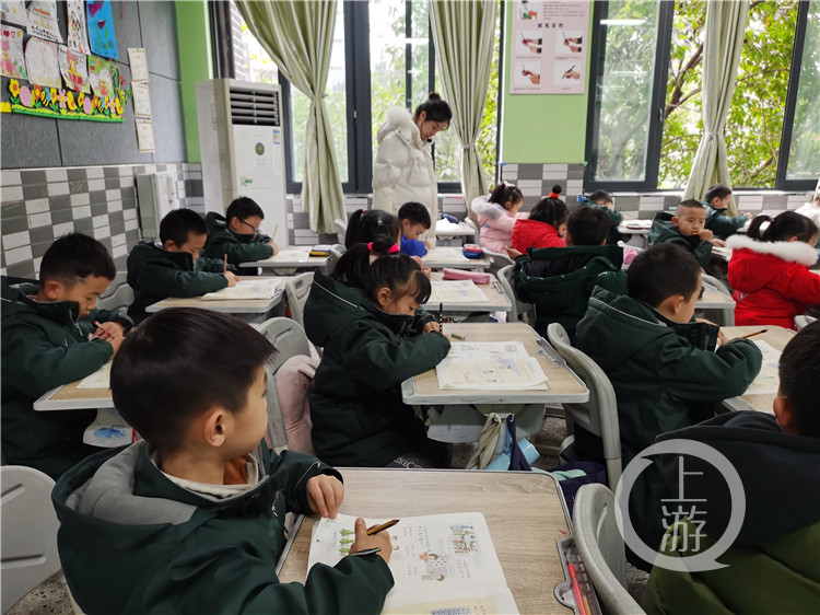 重庆气温骤降，家长关心的问题来了， 学校会不会开空调？休闲区蓝鸢梦想 - Www.slyday.coM