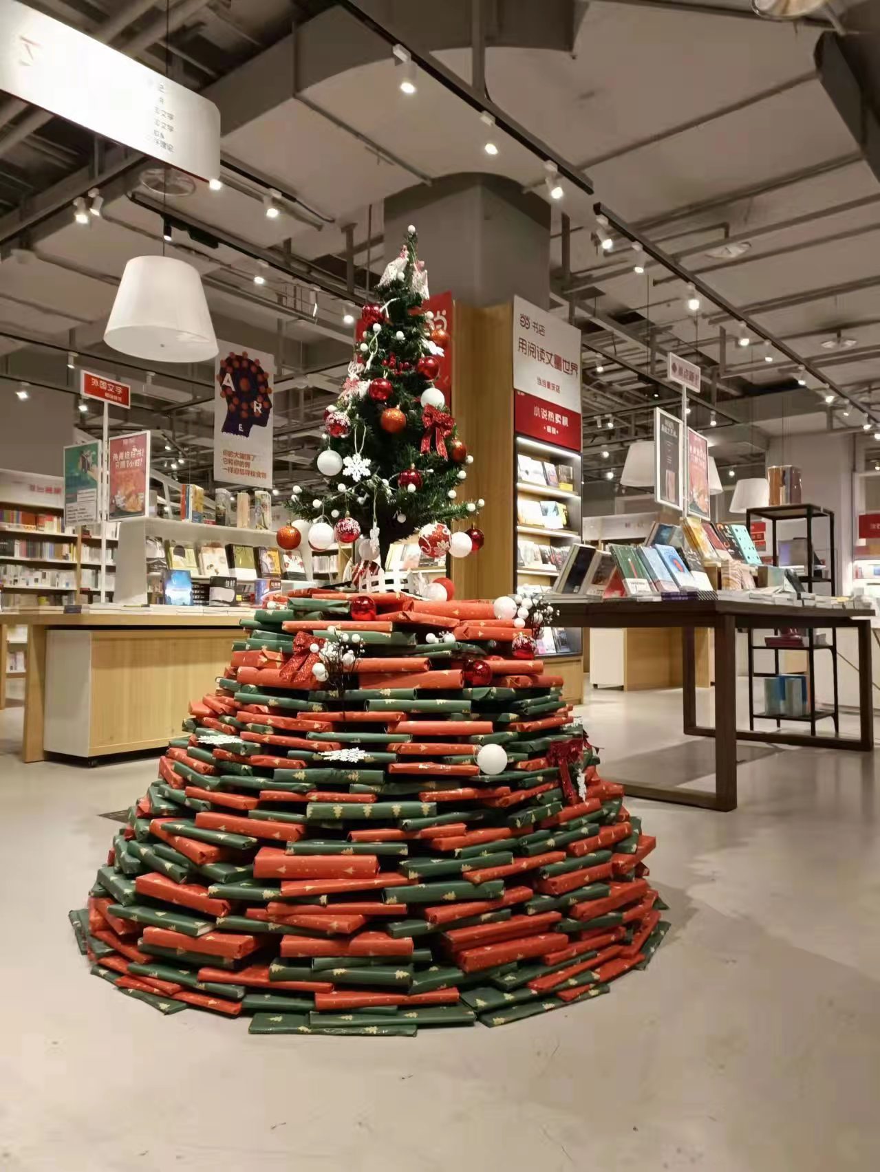 把书堆成圣诞树?当当书店快闪抢书登上重庆同城热搜榜首位