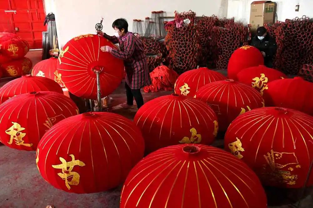 节前,河北省石家庄市藁城区屯头村宫灯生产厂家赶制灯笼供应节日市场.