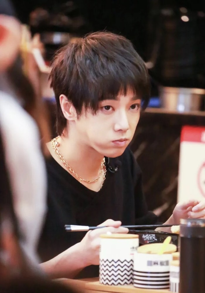 张碧晨主动邀请华晨宇来家做客，庆祝女儿落户成功，手上钻戒抢镜休闲区蓝鸢梦想 - Www.slyday.coM