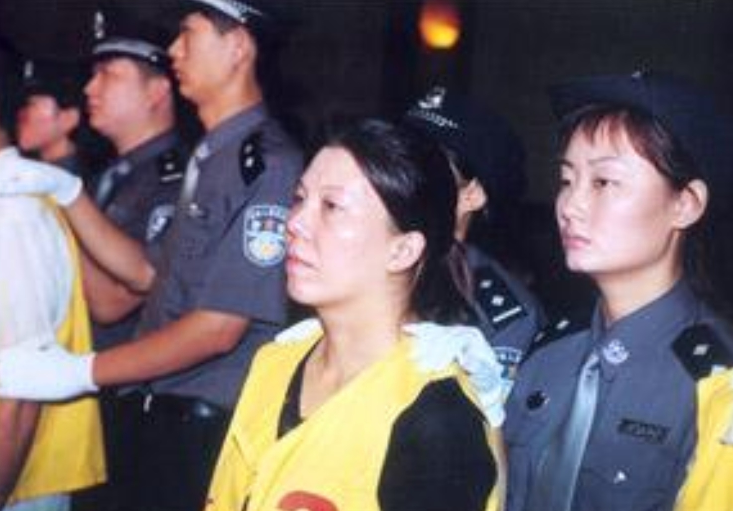 2000年郑州银行大劫案,父子上阵仅用5分钟,劫走200余万巨款休闲区蓝鸢梦想 - Www.slyday.coM 2000年郑州银行大劫案,父子上阵仅用5分钟,劫走200余万巨款休闲区蓝鸢梦想 - Www.slyday.coM