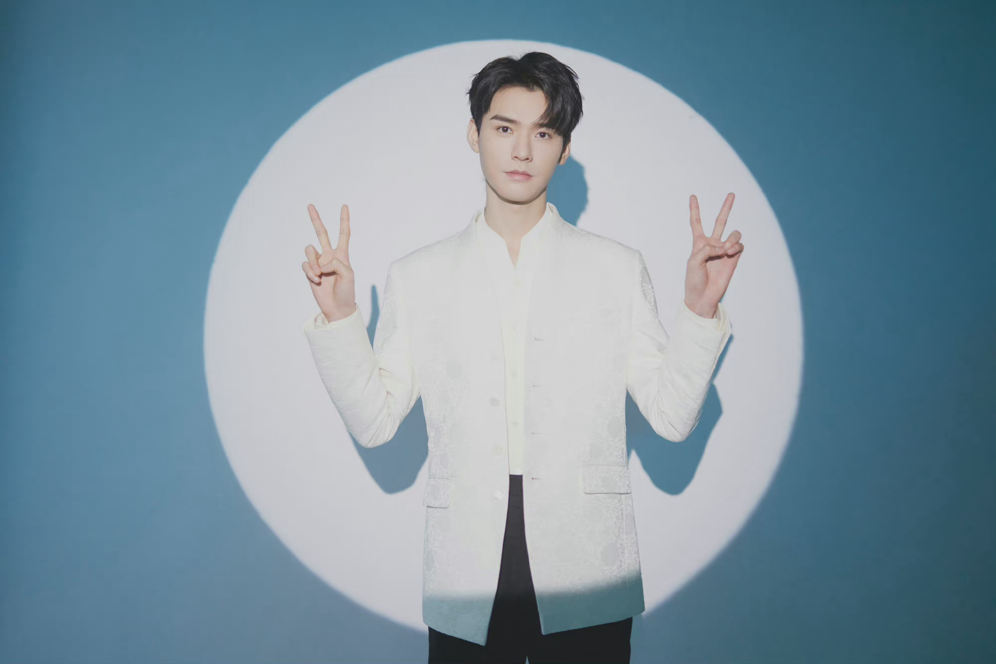 龚俊最新造型白色暗纹西装绅士儒雅风度翩翩