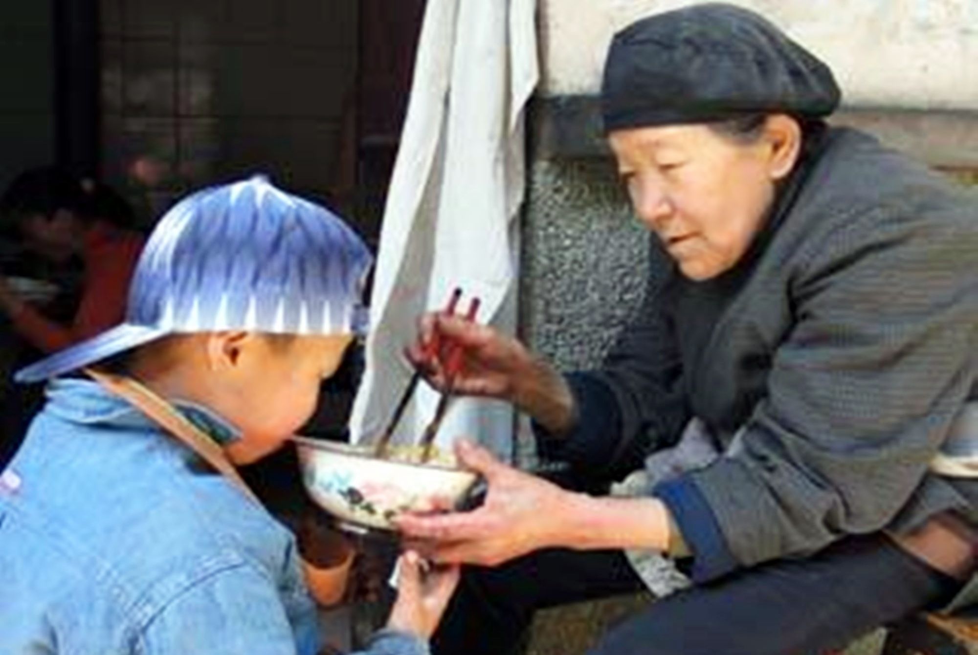 复旦大学教授：我的儿子9岁了还在被婆婆喂饭，我却无可奈何休闲区蓝鸢梦想 - Www.slyday.coM