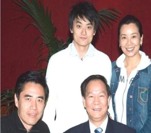 陈宝国对儿子心中有愧外出拍戏不敢看儿子今儿子又走他老路