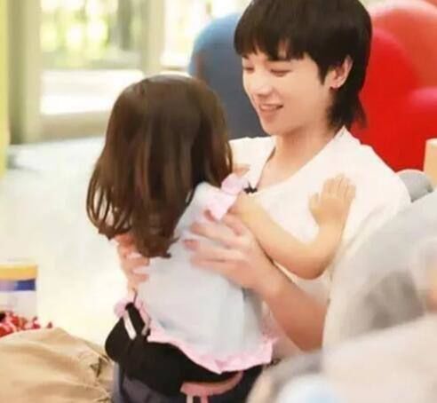 张碧晨主动邀请华晨宇来家做客,庆祝女儿落户成功,手上钻戒抢镜休闲区蓝鸢梦想 - Www.slyday.coM 张碧晨主动邀请华晨宇来家做客,庆祝女儿落户成功,手上钻戒抢镜休闲区蓝鸢梦想 - Www.slyday.coM