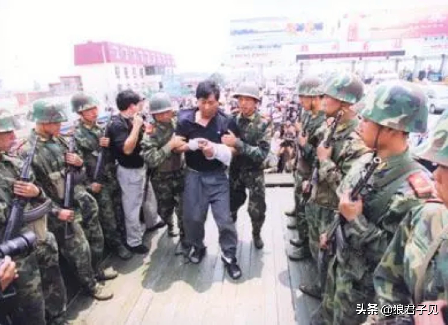 2000年郑州银行大劫案,父子上阵仅用5分钟,劫走200余万巨款休闲区蓝鸢梦想 - Www.slyday.coM 2000年郑州银行大劫案,父子上阵仅用5分钟,劫走200余万巨款休闲区蓝鸢梦想 - Www.slyday.coM