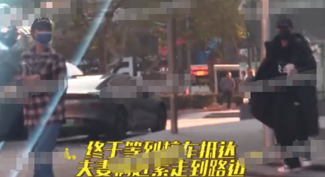 张晋蔡少芬接孩子放学！坐大厅低头玩手机，替女儿背书包打扮低调休闲区蓝鸢梦想 - Www.slyday.coM