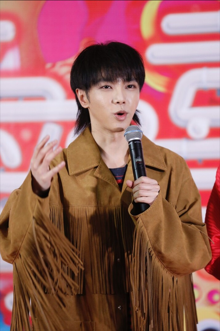 张碧晨主动邀请华晨宇来家做客，庆祝女儿落户成功，手上钻戒抢镜休闲区蓝鸢梦想 - Www.slyday.coM