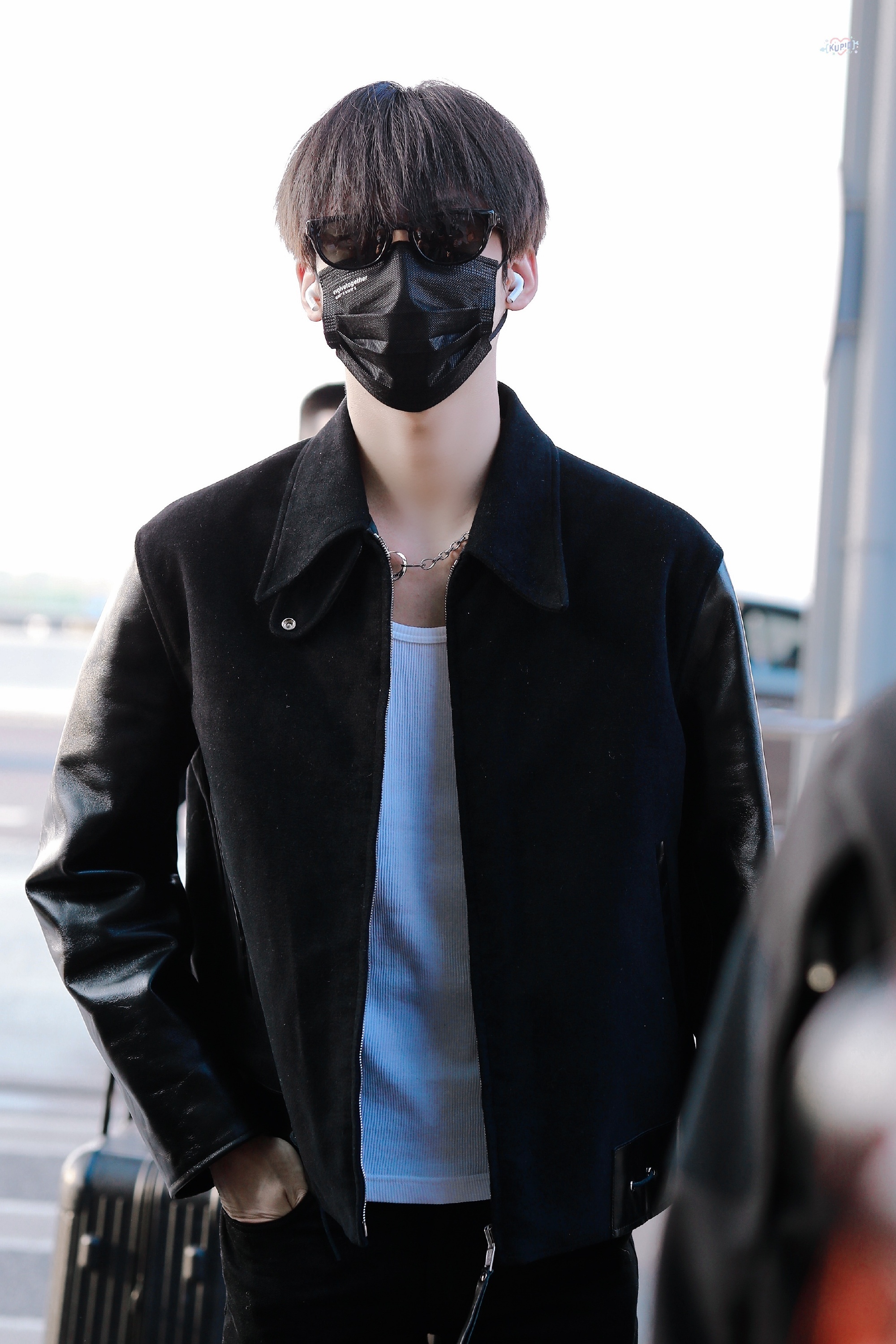 周柯宇机场出发饭拍黑色系穿搭搭配墨镜好酷啊