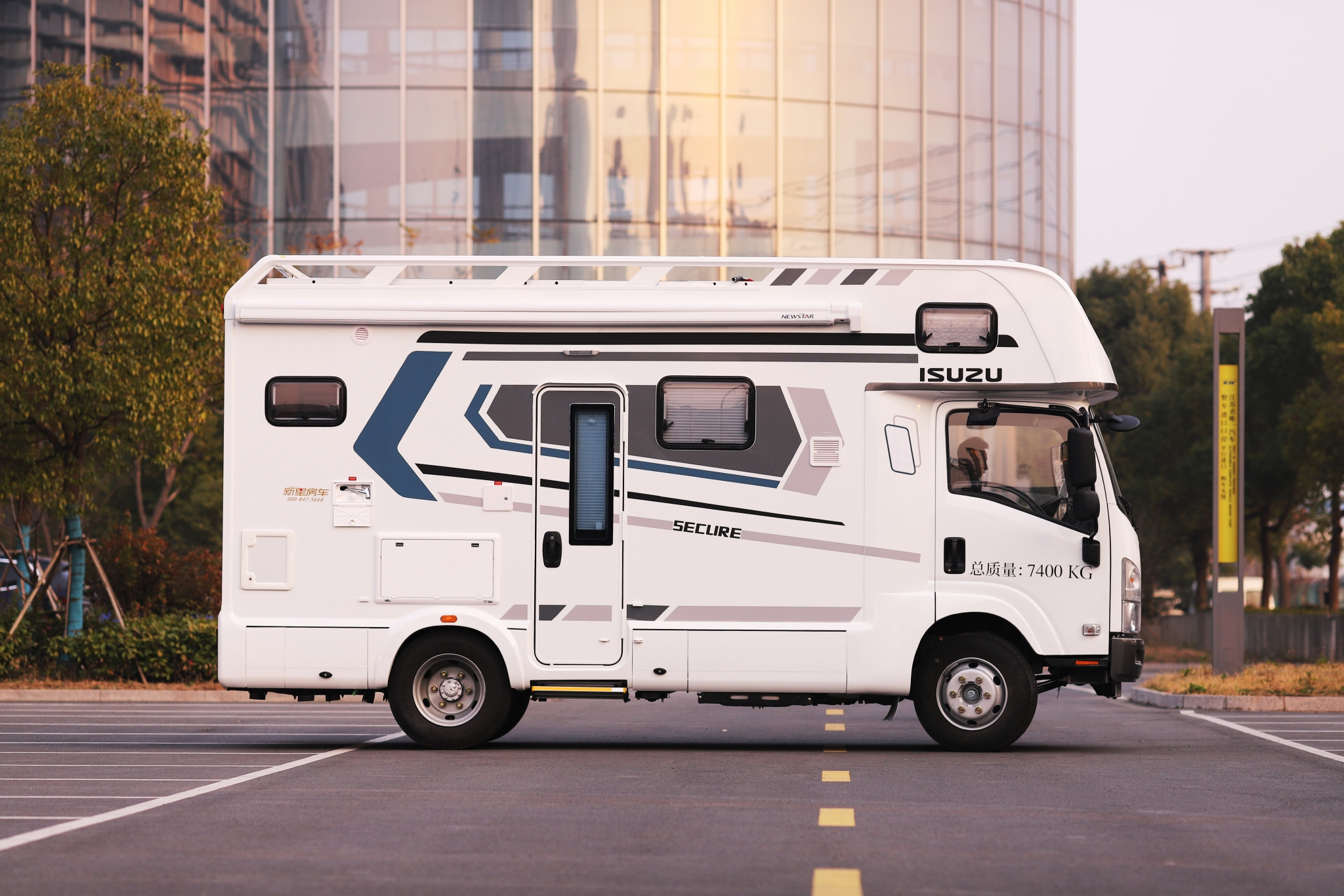 5.2t动力配无限用电,带封闭厨房,实拍五十铃旅行官轻卡房车-新浪汽车