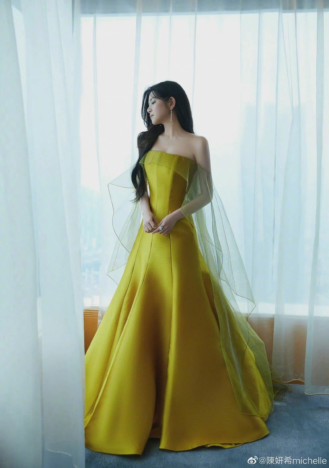 淡黄的长裙蓬松的头发侧颜好绝