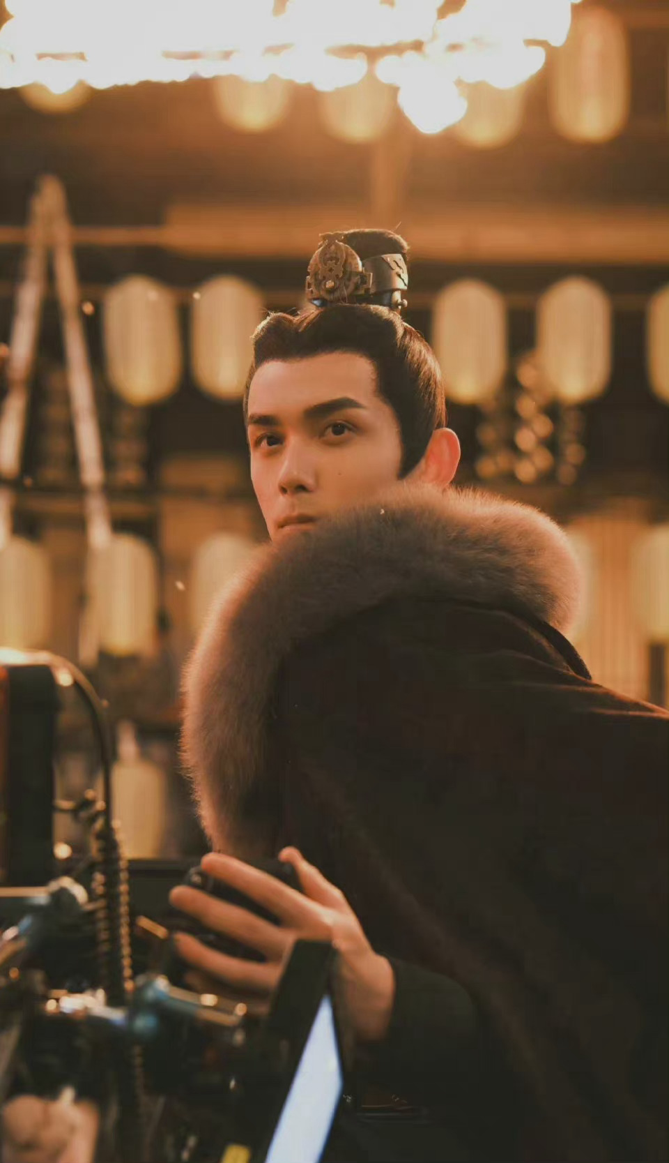 吴磊星汉灿烂毛领黑袍造型想念古装磊子