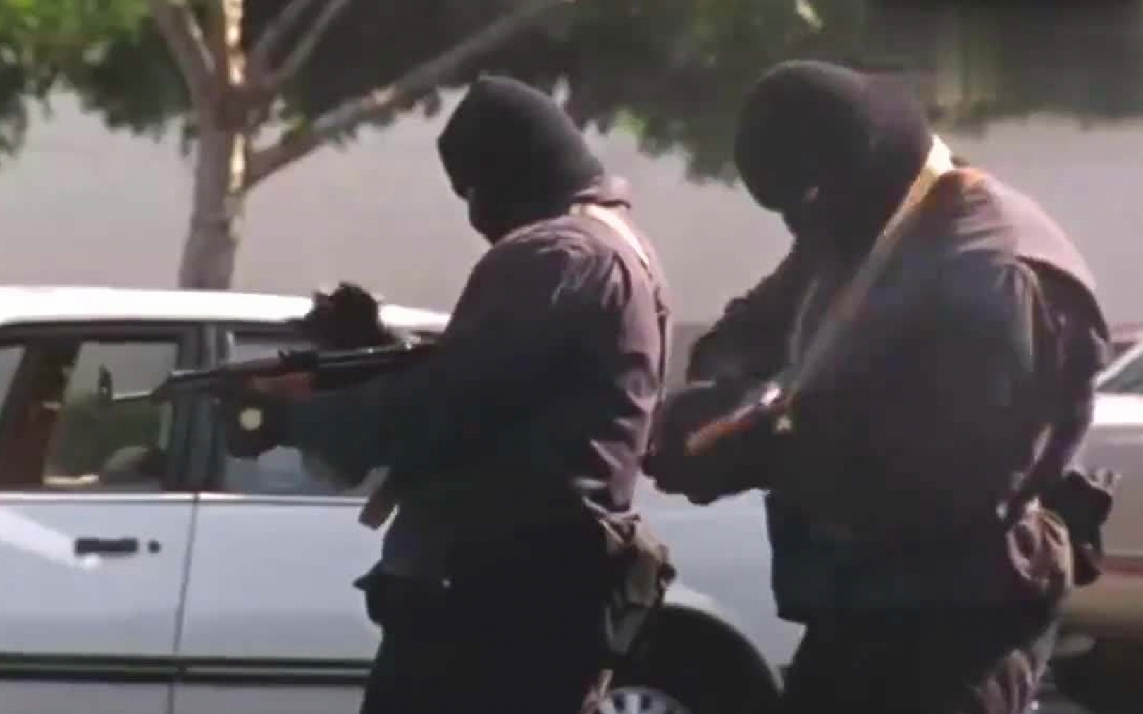 2000年郑州银行大劫案,父子上阵仅用5分钟,劫走200余万巨款休闲区蓝鸢梦想 - Www.slyday.coM 2000年郑州银行大劫案,父子上阵仅用5分钟,劫走200余万巨款休闲区蓝鸢梦想 - Www.slyday.coM