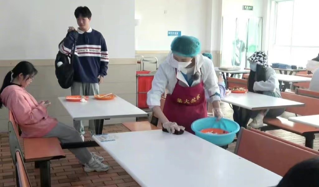 刘浩存体验生活引关注!跑去大学当清洁工,穿食堂大妈衣服接地气|四海|