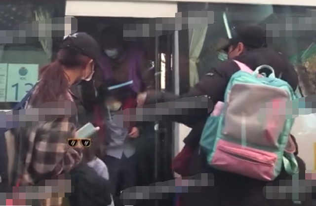 张晋蔡少芬接孩子放学！坐大厅低头玩手机，替女儿背书包打扮低调休闲区蓝鸢梦想 - Www.slyday.coM