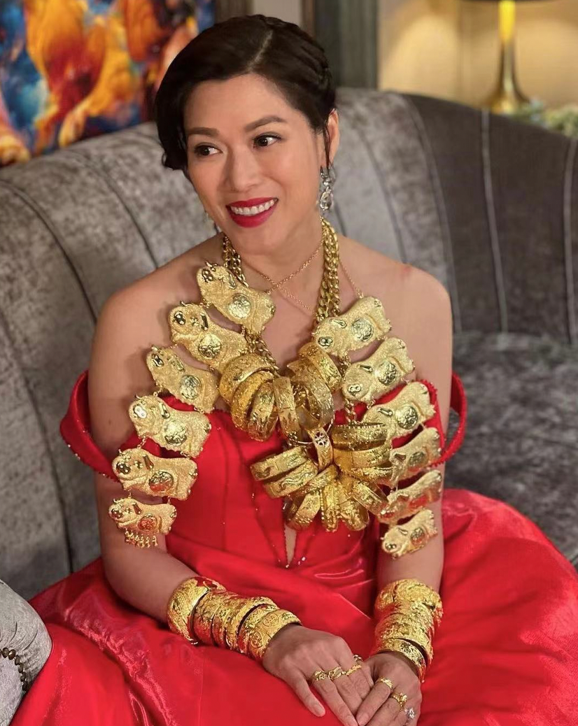 45岁林淑敏晒剧中结婚造型！脖子挂满黄金首饰，手腕上戴10个手镯休闲区蓝鸢梦想 - Www.slyday.coM