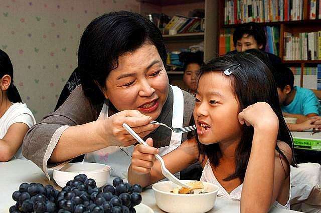 复旦大学教授：我的儿子9岁了还在被婆婆喂饭，我却无可奈何休闲区蓝鸢梦想 - Www.slyday.coM