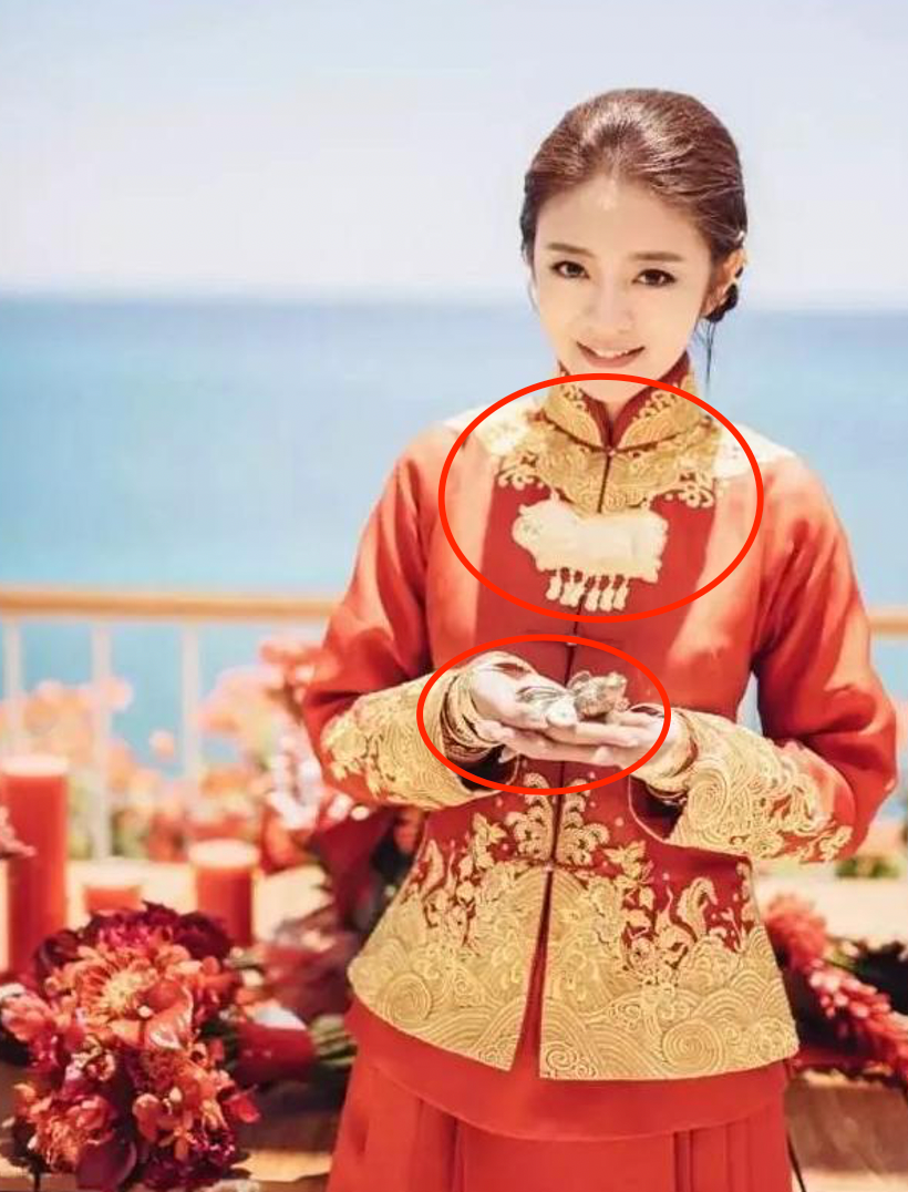 45岁林淑敏晒剧中结婚造型！脖子挂满黄金首饰，手腕上戴10个手镯休闲区蓝鸢梦想 - Www.slyday.coM