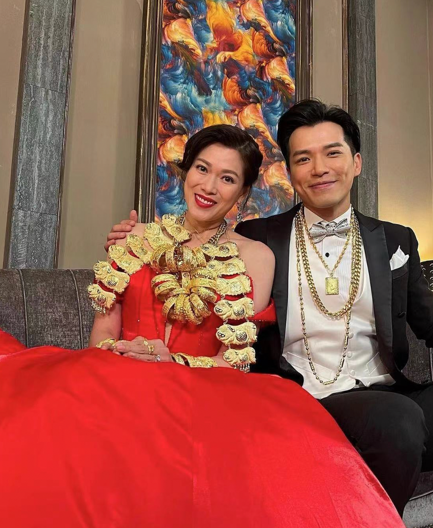 45岁林淑敏晒剧中结婚造型！脖子挂满黄金首饰，手腕上戴10个手镯休闲区蓝鸢梦想 - Www.slyday.coM