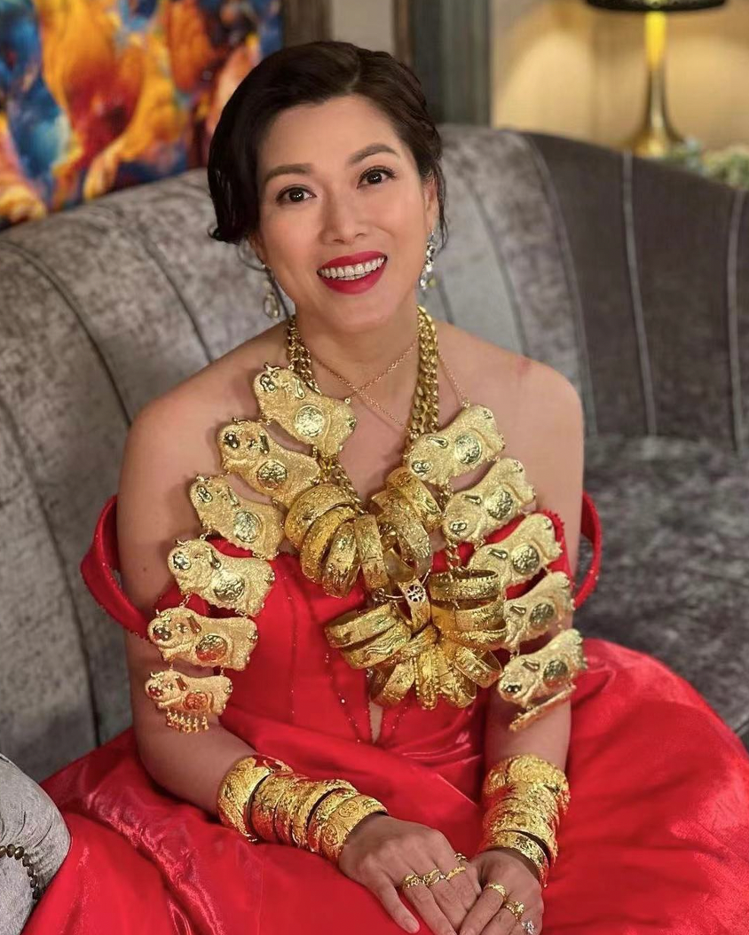 45岁林淑敏晒剧中结婚造型！脖子挂满黄金首饰，手腕上戴10个手镯休闲区蓝鸢梦想 - Www.slyday.coM